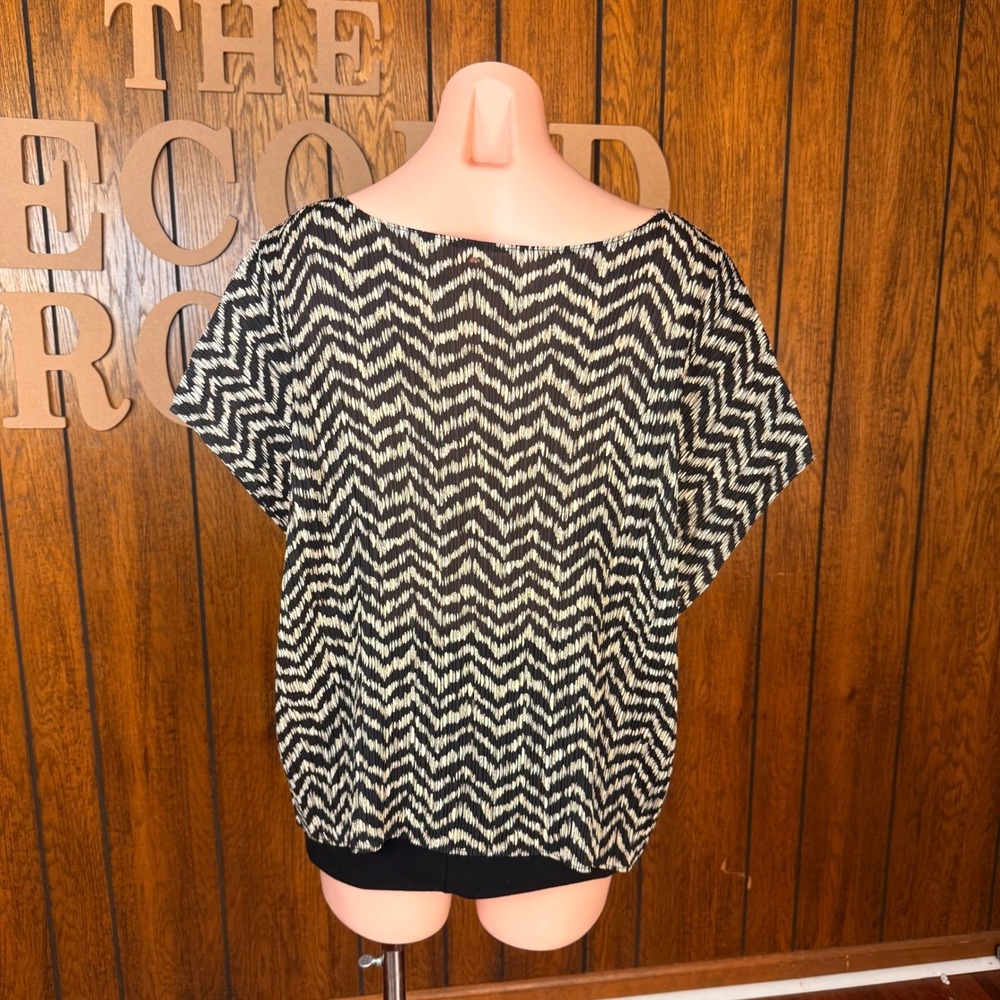 Black Boho Whimsical Chevron Blouse Top Womens L Short Sleeve Plissé Banded Hem - Picture 6 of 7